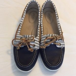 Sperry size 8